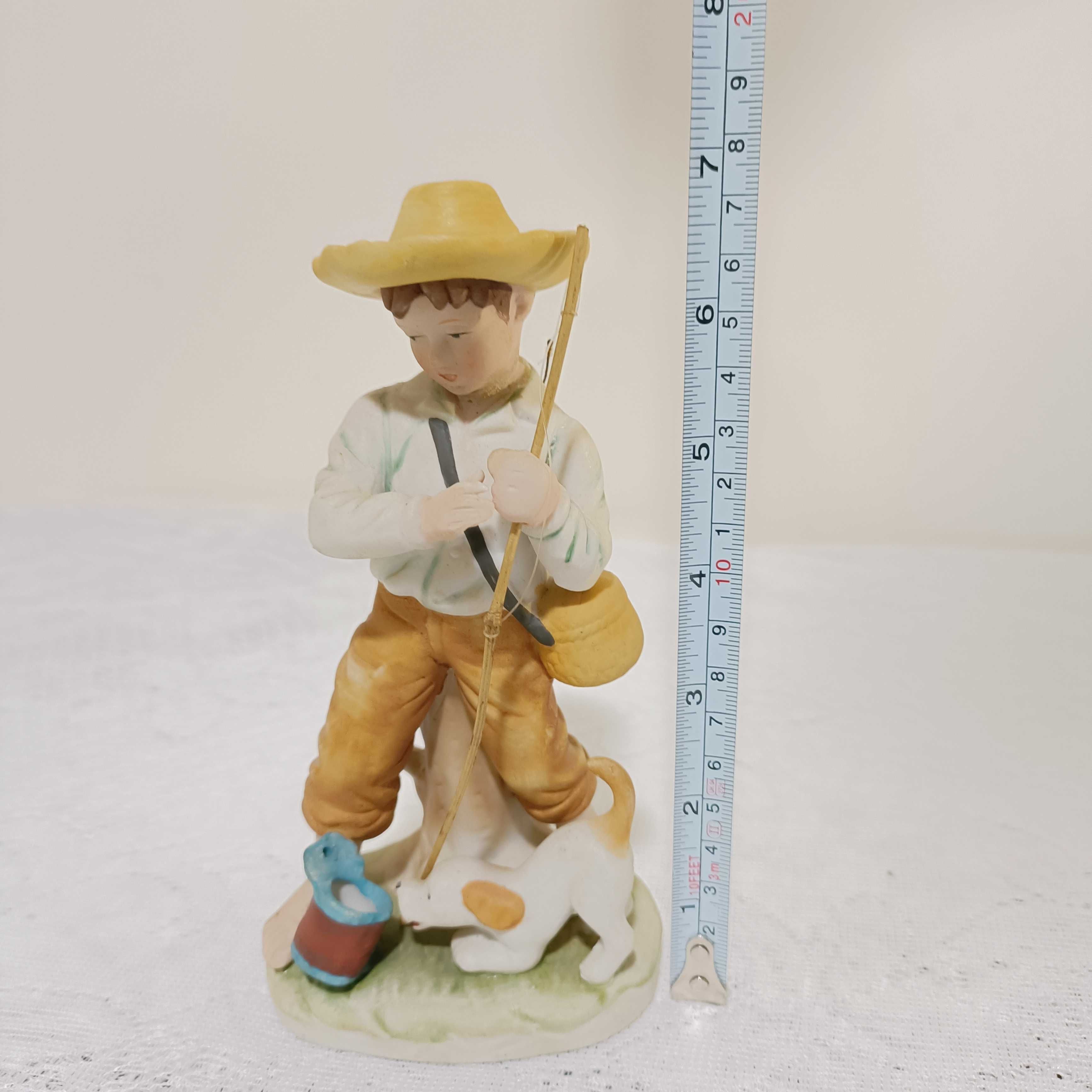 Figura Menino pescador em porcelana.