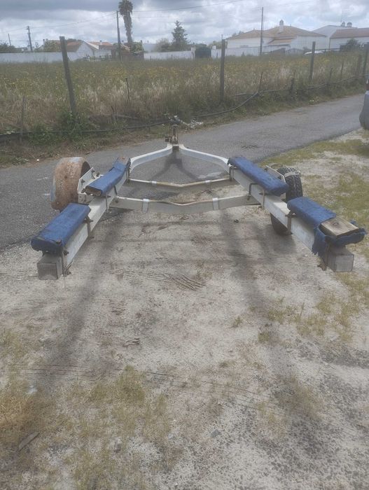 Atrelado barco  - suporta embarcações até 5,6m.  Sem matricula