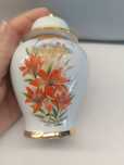Pote Porcelana branca. Flores vermelhas e brancas