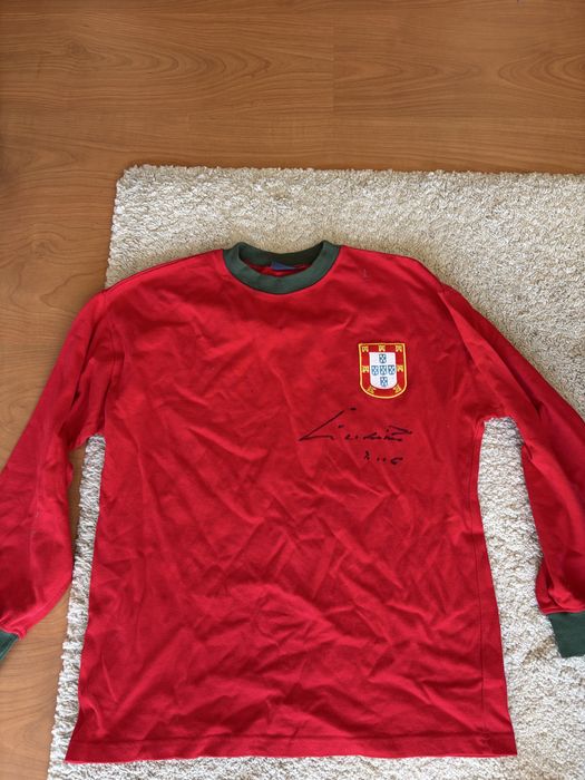 Camisola Histórica da Seleção Nacional Autografada por Eusébio