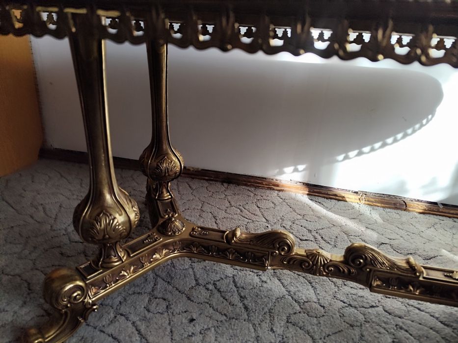 Masywny marmurowy stół