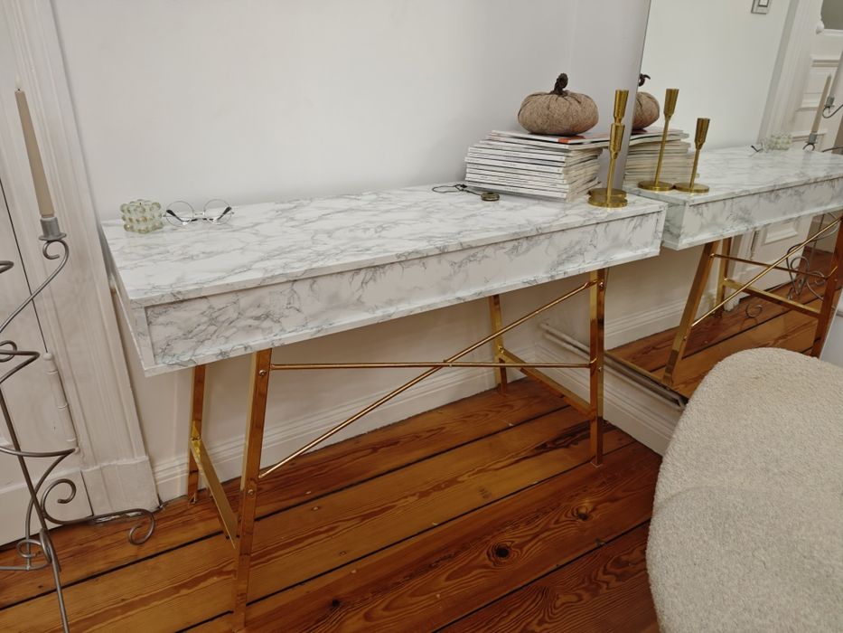 Biurko w stylu glamour – marmurowy blat (folia), złoty stelaż