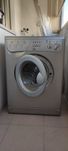 Máquina de lavar roupa Indesit cinzenta – bom estado
