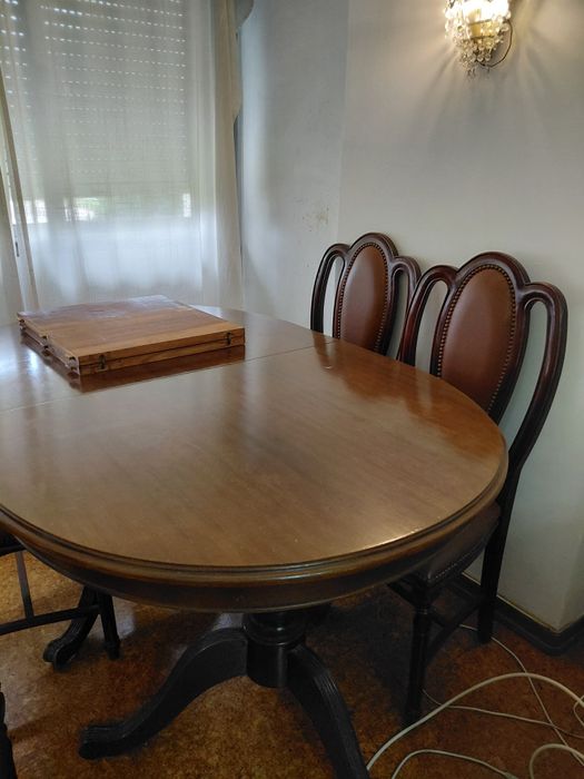 Conjunto mesa e cadeiras