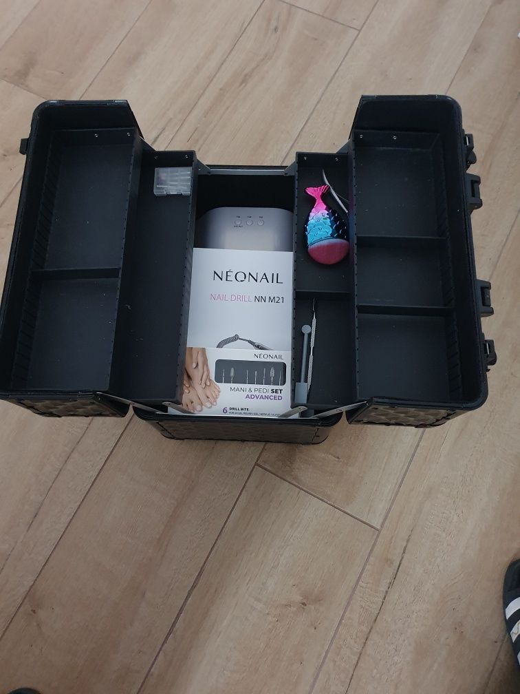 Kufer kosmetyczny  NEONAIL r M
Średni kufer kosmetyczny M – czarny ku
