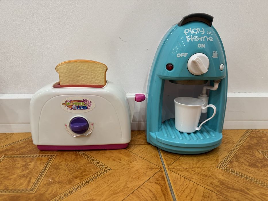 Кухонна техніка: тостер та кавомашина