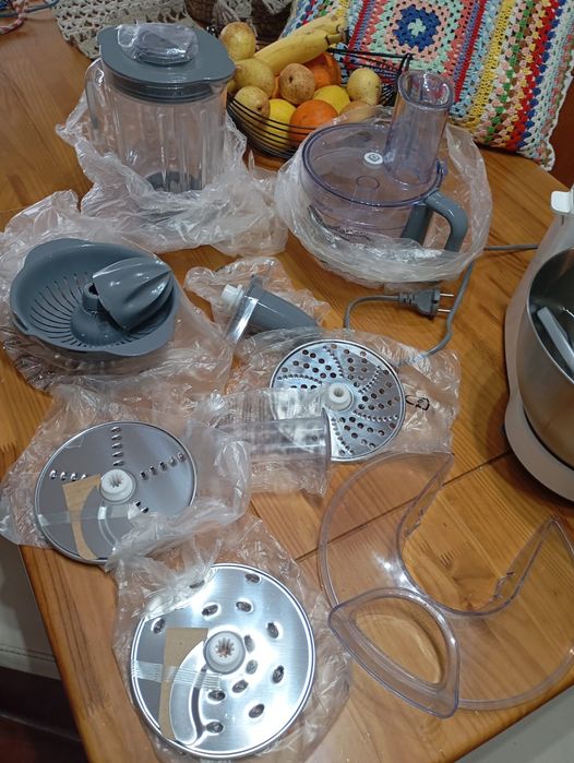 Robôt de cozinha Kenwood,com 7 acessórios.