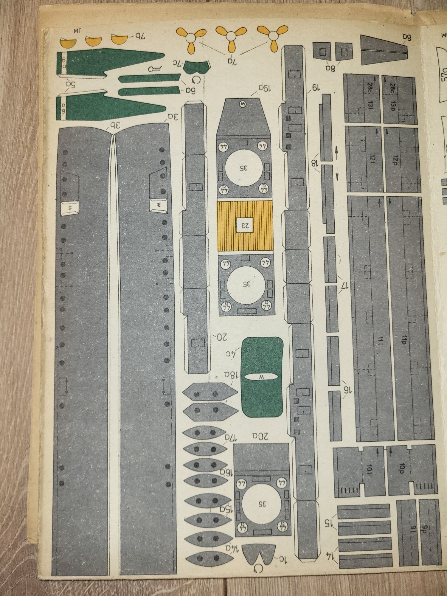 Mały Modelarz Krążownik Aurora 1977/11