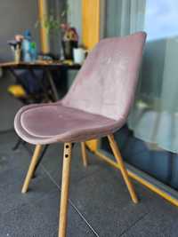Krzesło w kolorze pudrowego różu/ Powder chair pinky