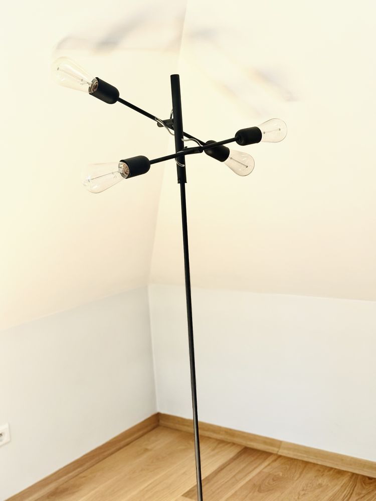Lampa stojąca z możliwością zmiany położenia żarówek