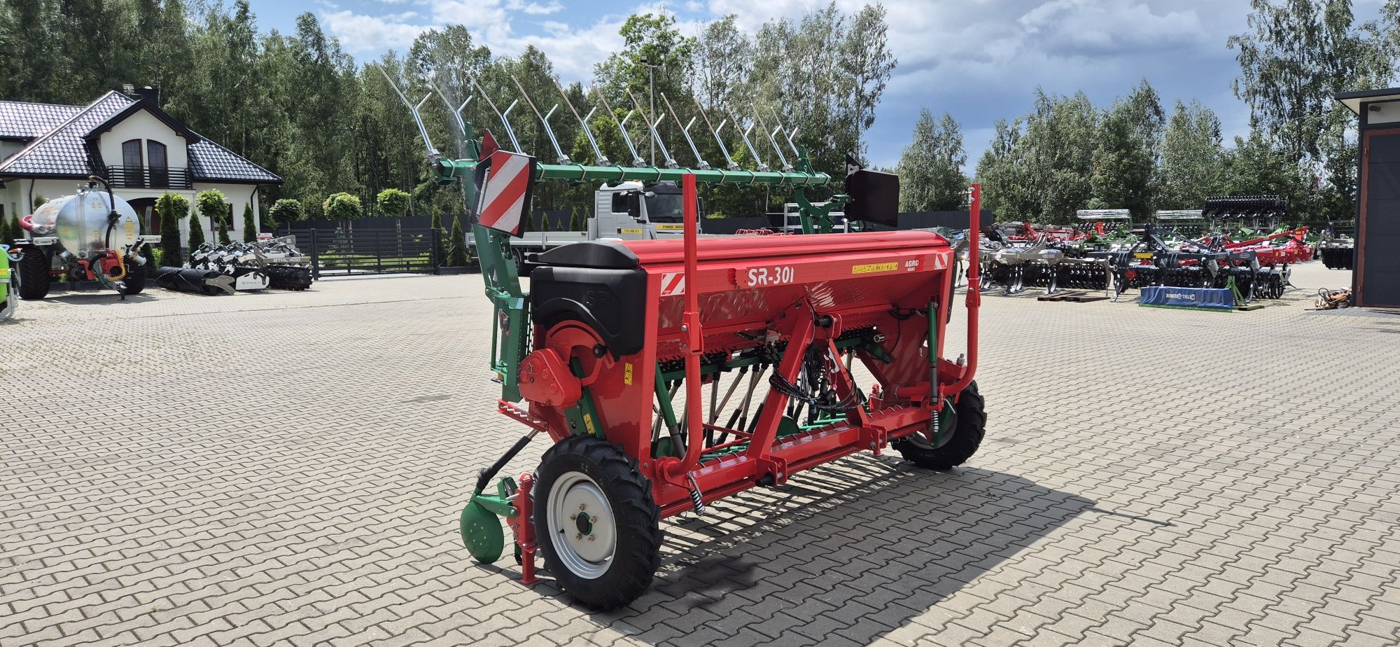 Najnowszy model Siewnik zbożowy SR301 stopkowy talerzowy Agro-Masz SN