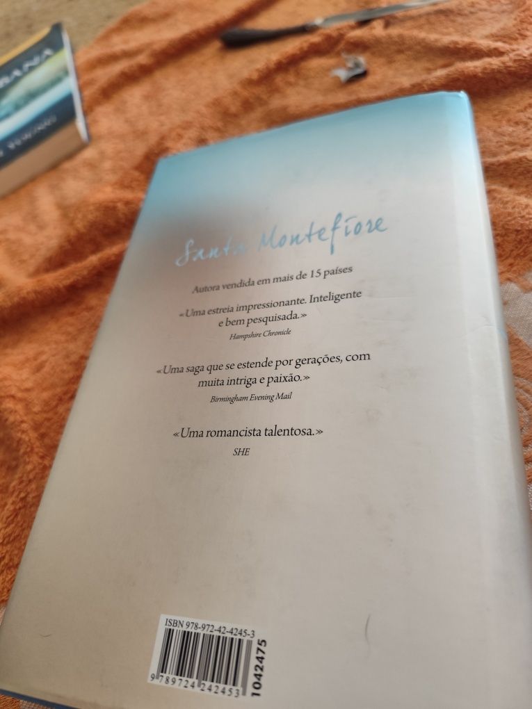 Livro da escritora Santa Montefiore, portes incluídos