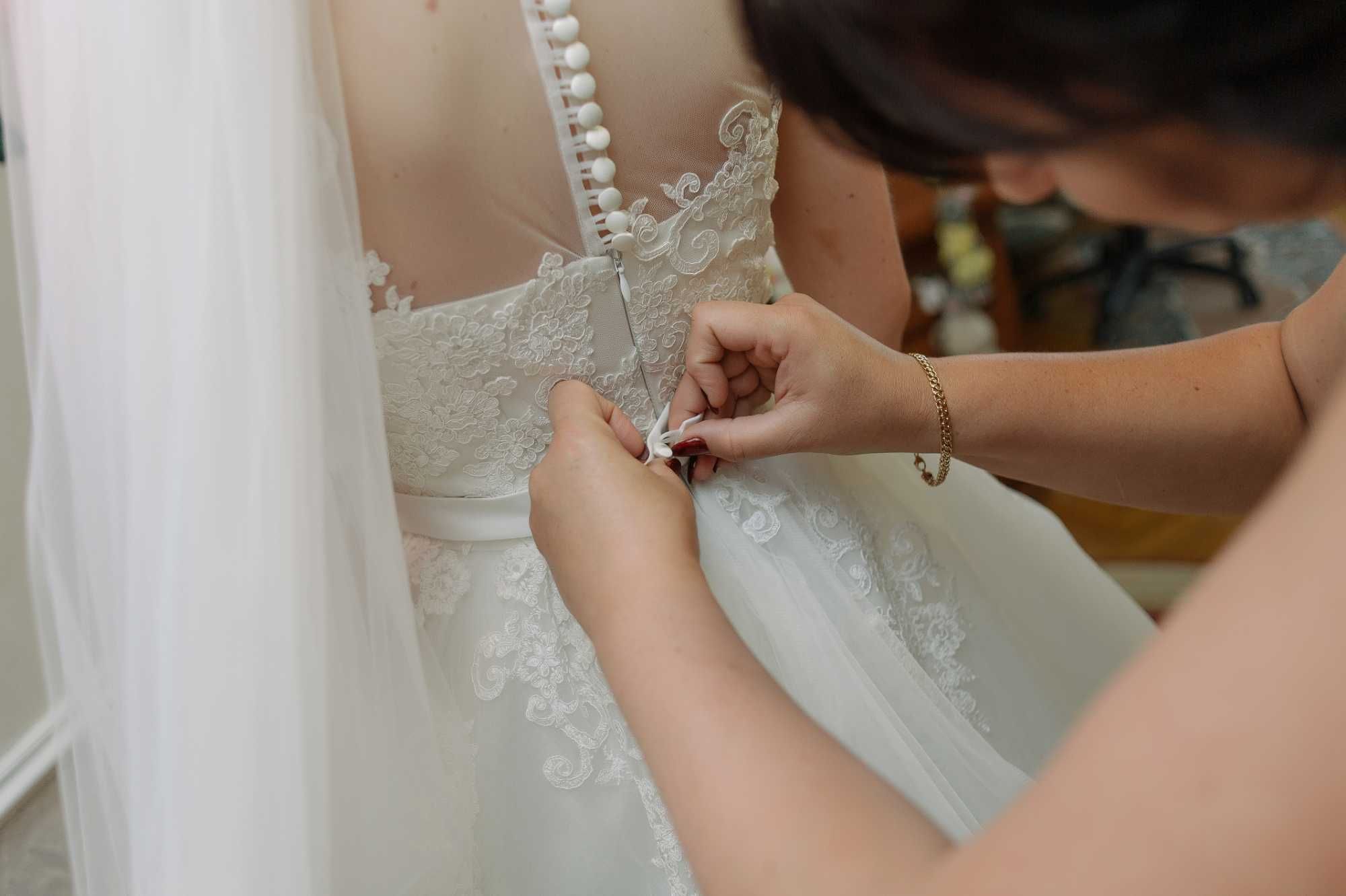 Продам весільню сукню з фатиновою обрізною спіднецею спинка прозора