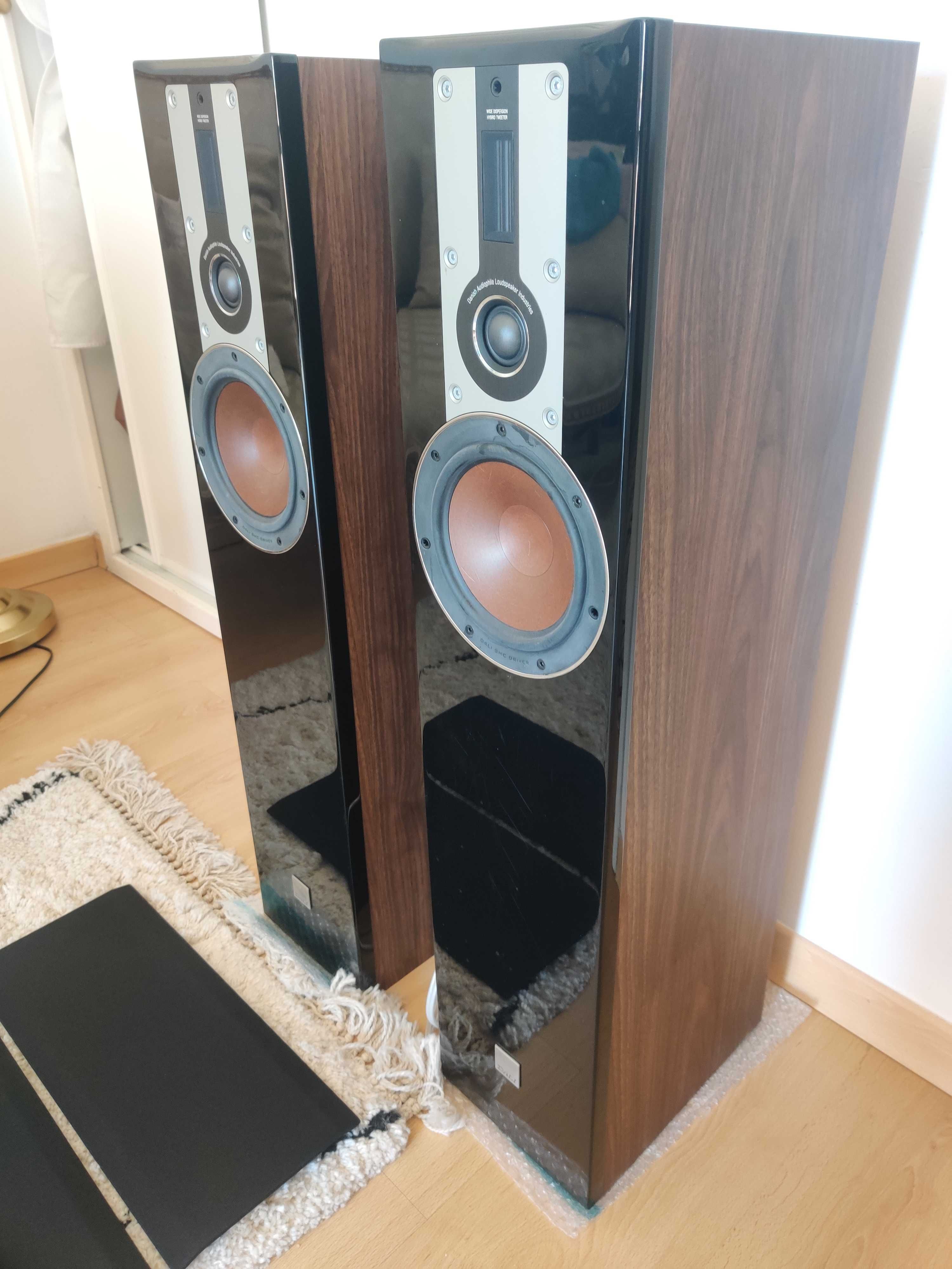 column speakers DALI Opticon 5 walnut used, in original packaging