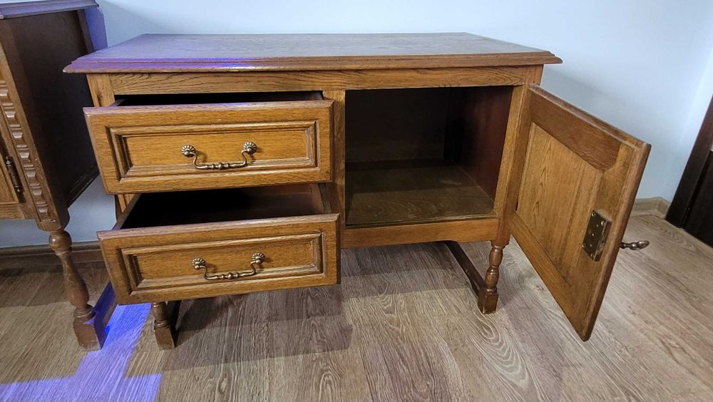 Zestaw dwóch drewnianych szafek (komody) w stylu rustykalnym