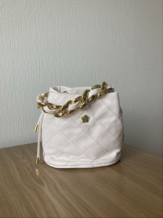 Сумка з еко-шкіри біла бренду OOOH.BRAND; SHELLY BAG; в стилі Chanel