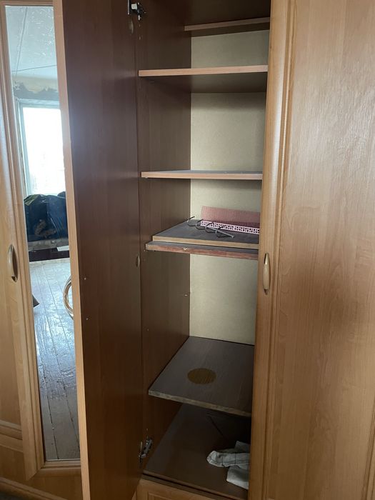 Шафа з шуфлядами внизу