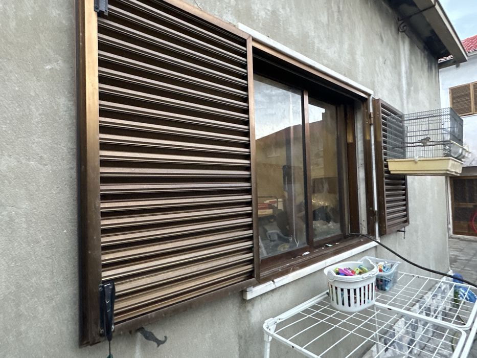 Vendo 2 janelas completas