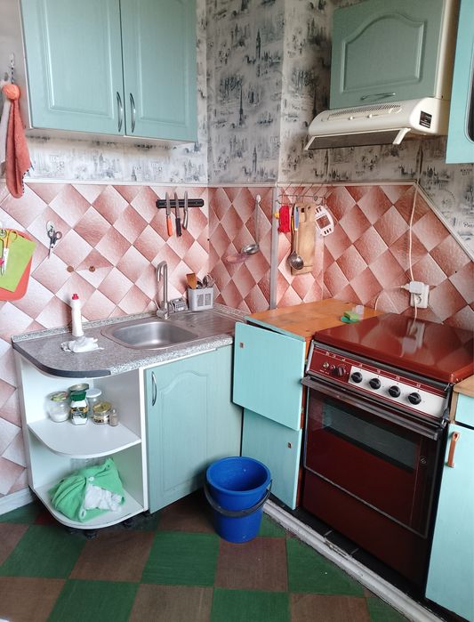 Продам 2-ком.кв.Сталинку в Центе по главному п-т Свободы