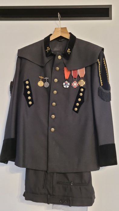 Mundur górniczy wraz z medalami.