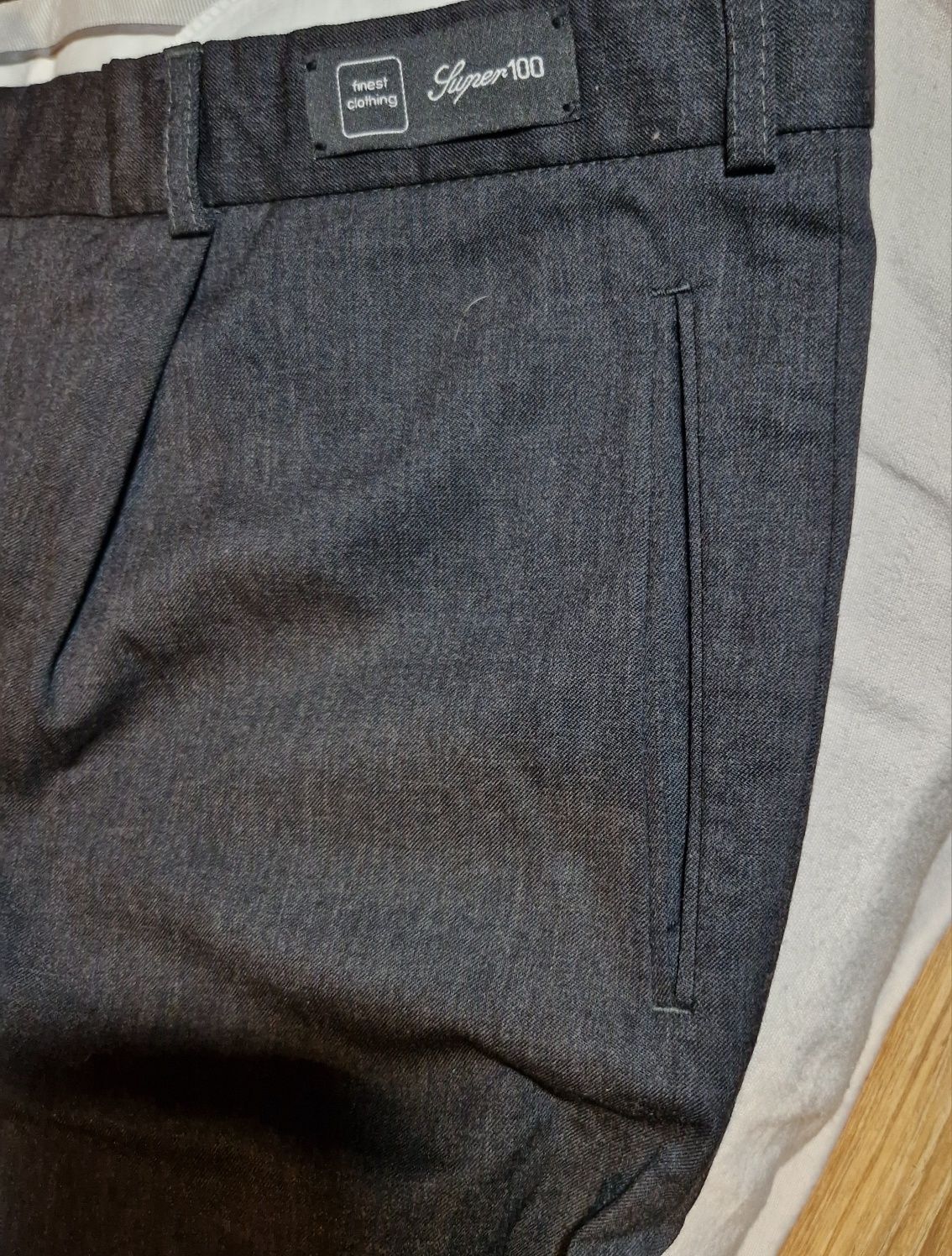 Calças de fato novas 4xl
classicas - 5 eur
Colete 4xl novo -5 eur
Nova