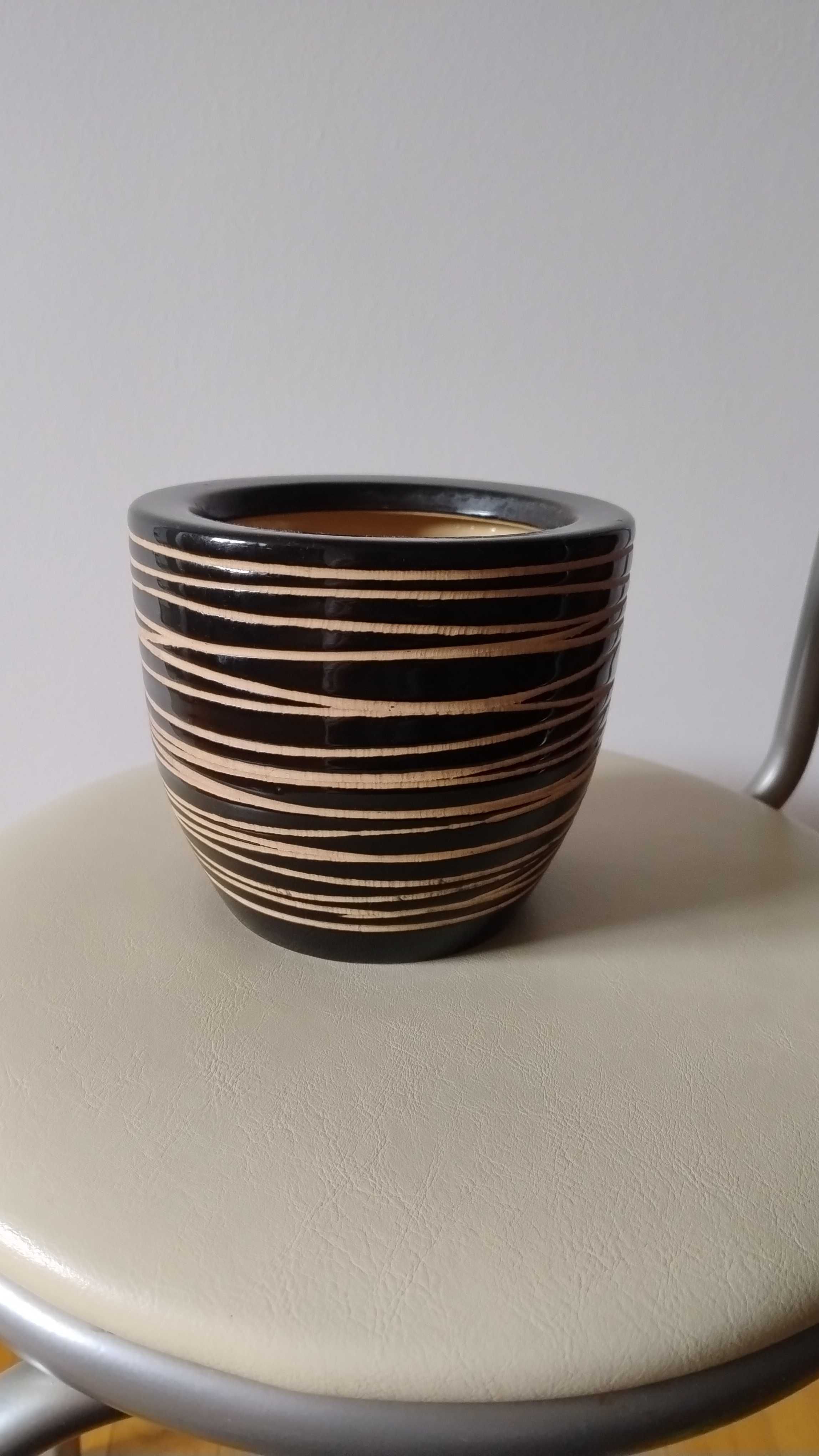 2 ceramiczne doniczki/osłonki w czarnym kolorze w paski
