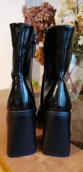 Okazja Eleganckie Czarne lakierowane botki na słupku roz 39