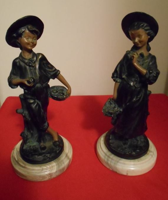 Bonito e elegante par de estatuetas em marfinite, com 25 cm de altura.