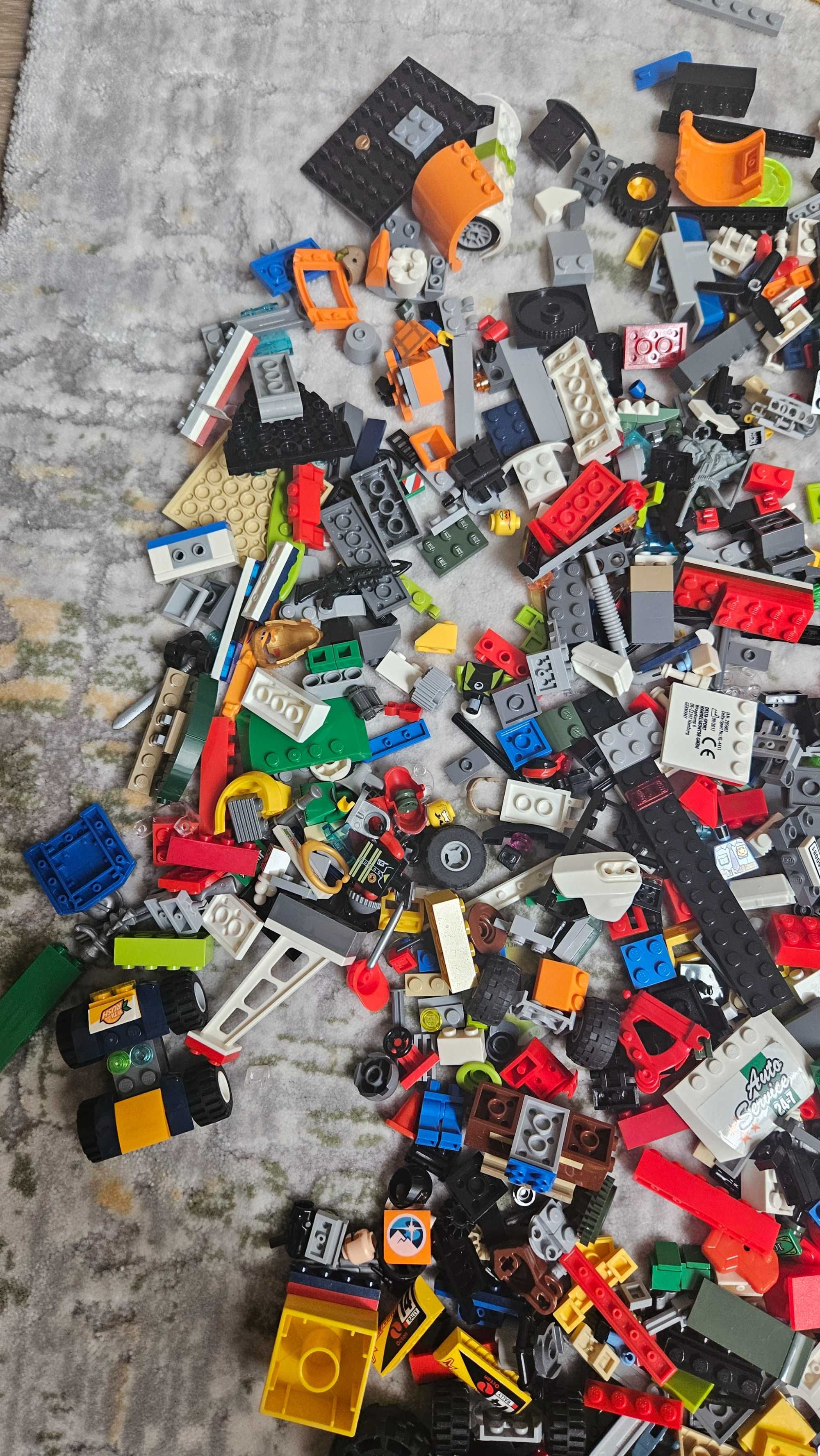 Klocki LEGO w duzej glowie LEGO + dwa samochody