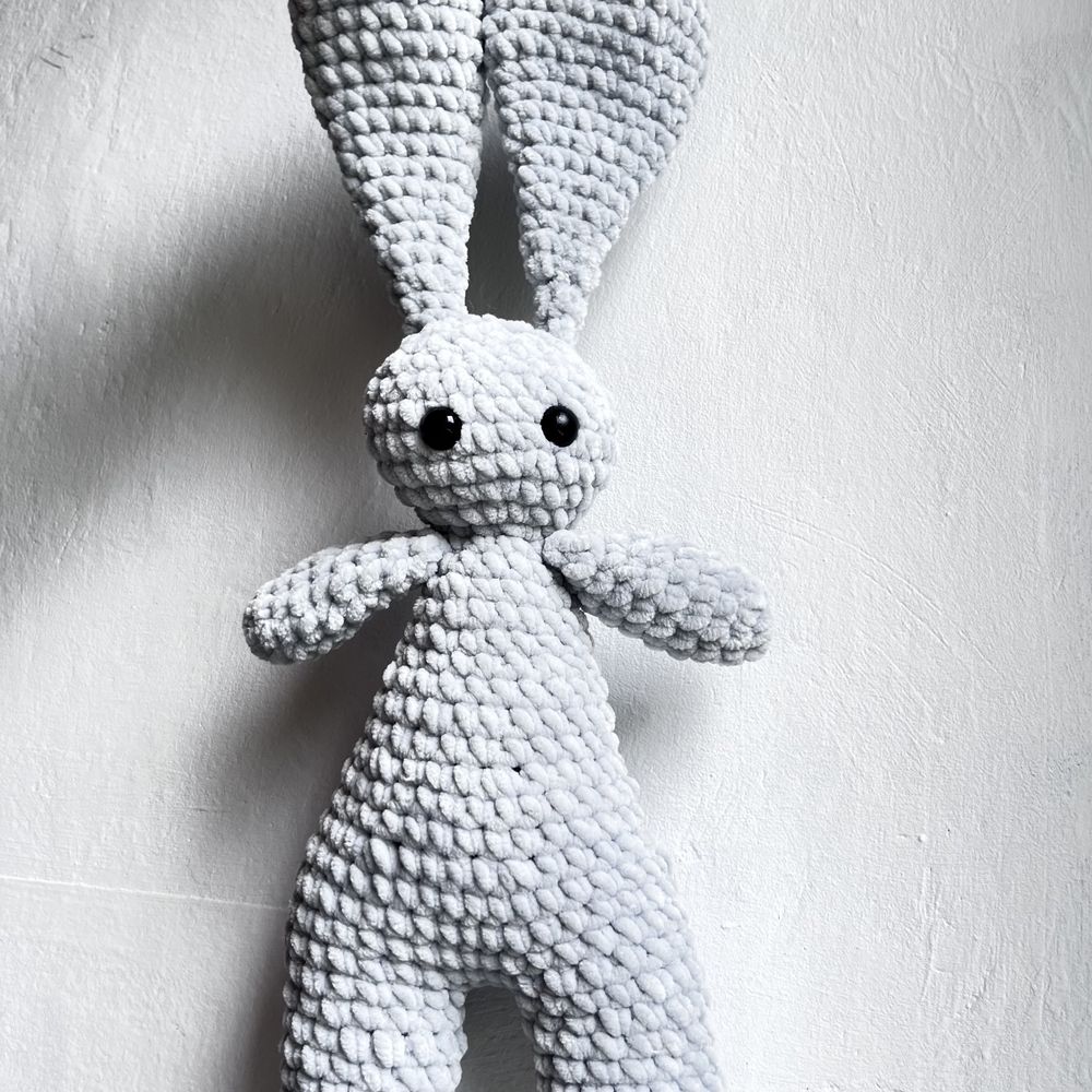 Pluszowy królik zrobiony na szydełku amigurumi