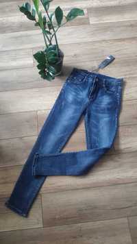 Spodnie jeansy model skinny jeans lekko przecierane xs-s