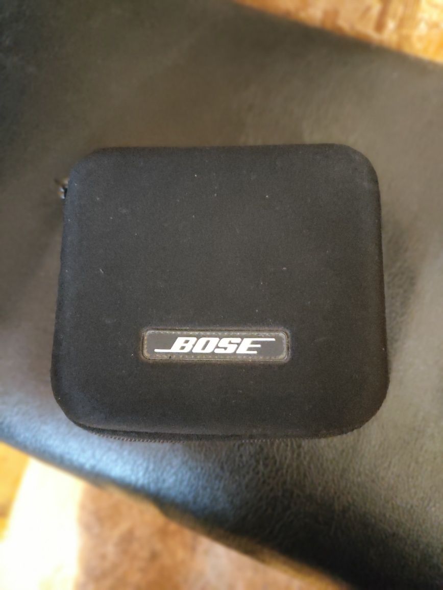 Навушники Bose on-ear headphones.