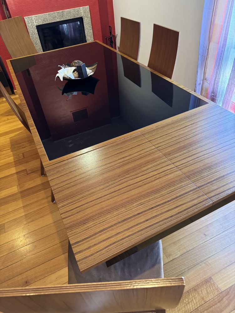Mesa de sala de jantar com 4 cadeiras