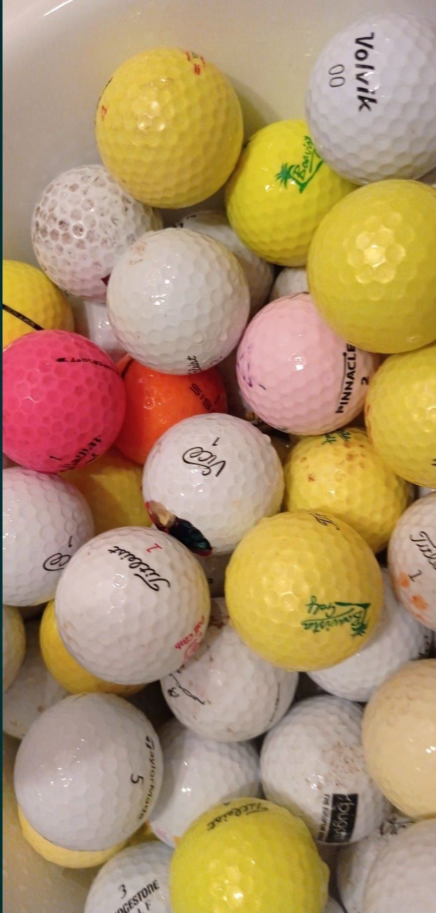 Bolas de golfe usadas em bom estado