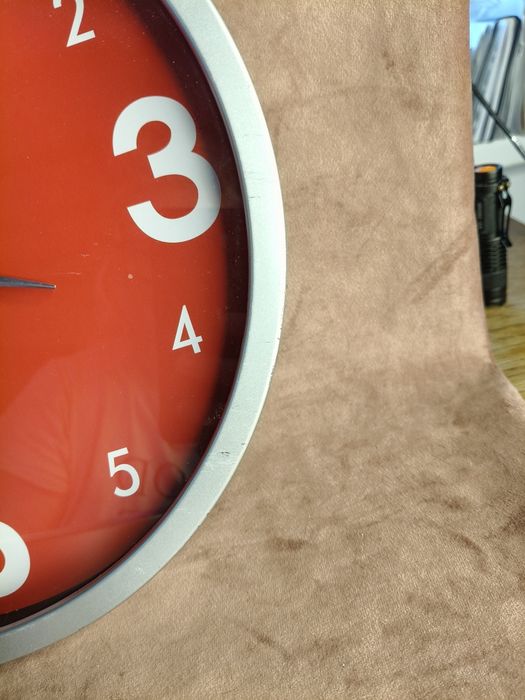 Zegar ścienny z czerwoną tarczą 47