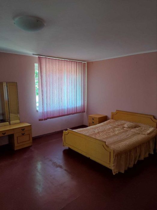 Продаж будинку в мальовничому місці біля водойми з гарним краєвидом