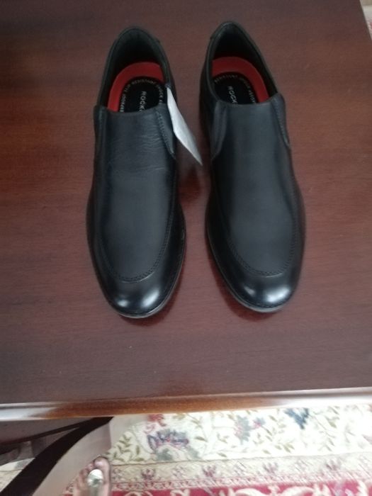 Sapatos pretos de homem