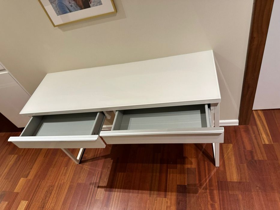 Biurko, toaletka, konsola Besta Burs ikea  jak nowa z szybą