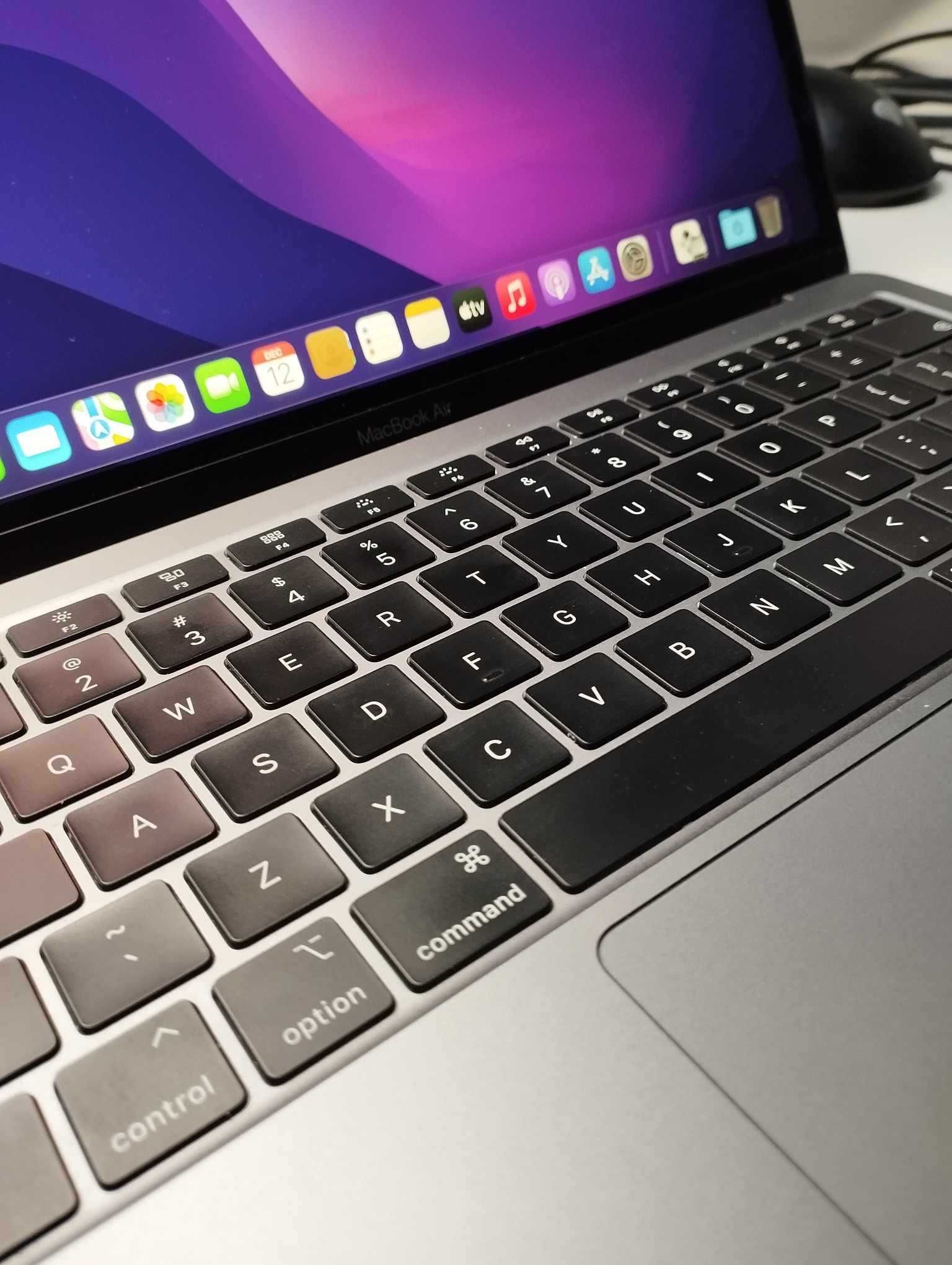 Piękny Laptop Macbook Air z 2022 8 GB / 256 GB Jak nowy + pudełko