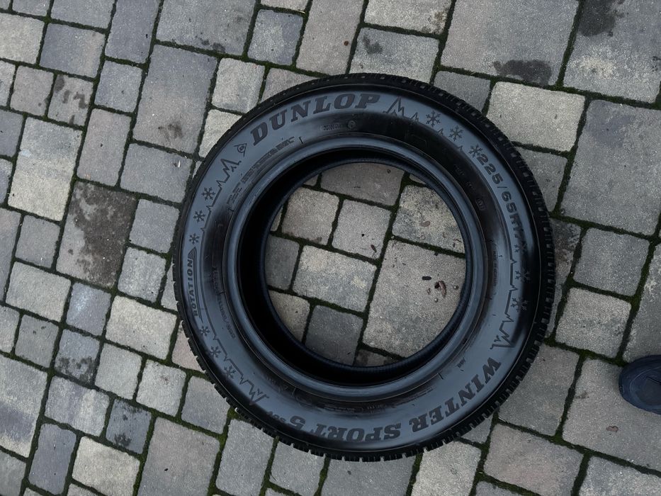 Зимова гума dunlop 225/65 r17 майже нова