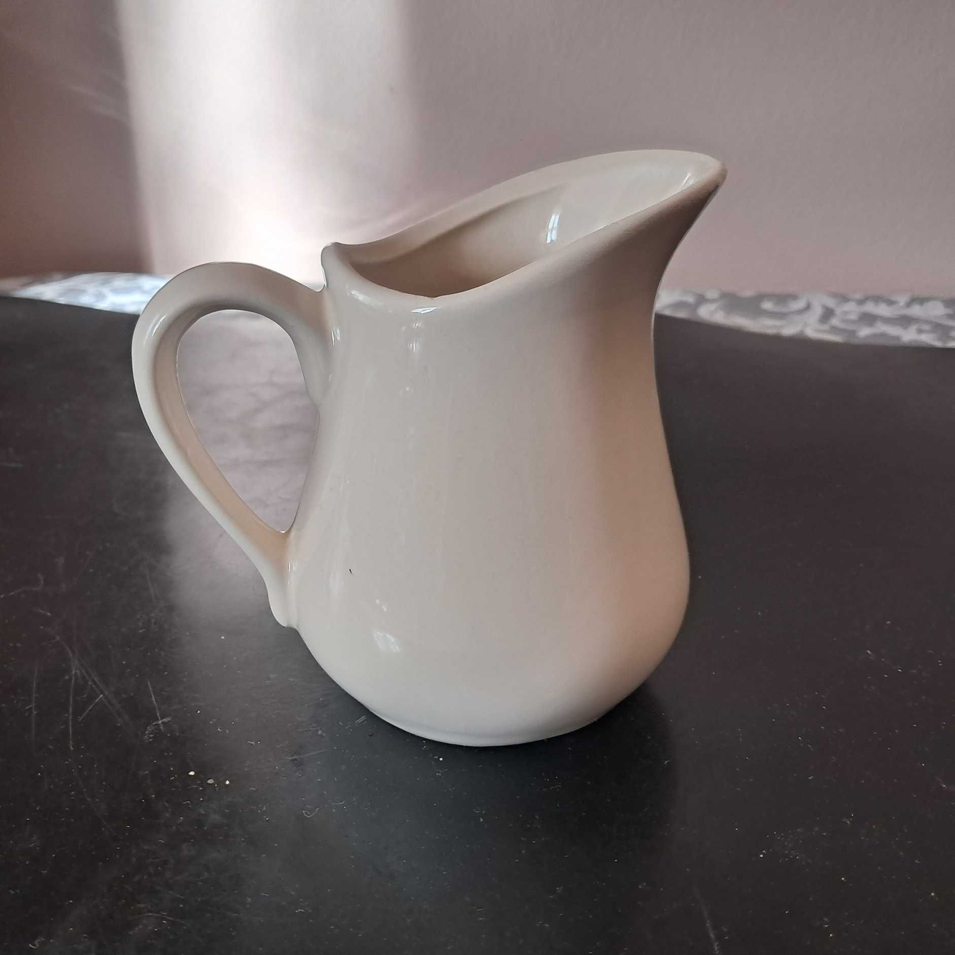 Porcelanowy dzbanek na mleko Sweet Home 16 cm – bardzo dobry stan