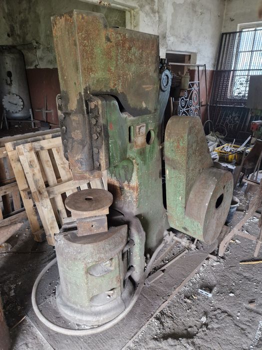 Młot kowalski resorowy