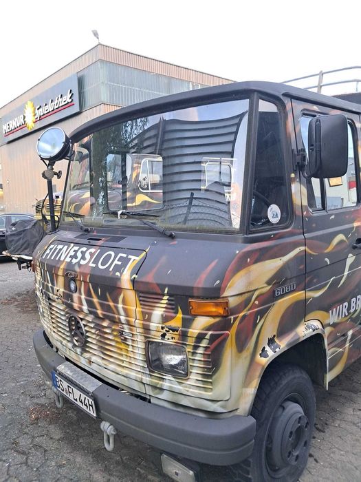 Wóz strażacki Mercedes jak nowy