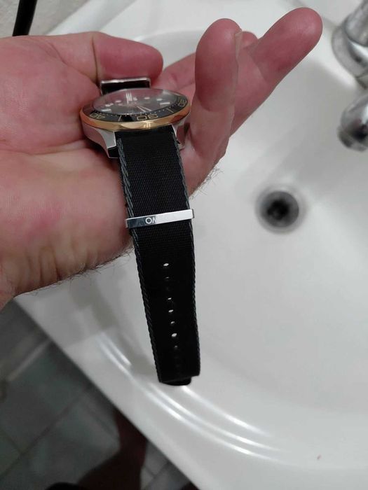 Relógio Omega Seamaster 300 bicolor preto e dourado