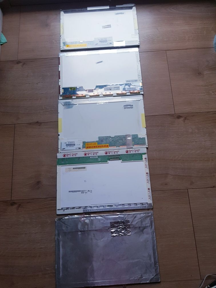 Sprzedam matrycy do laptopów 5 sztuk