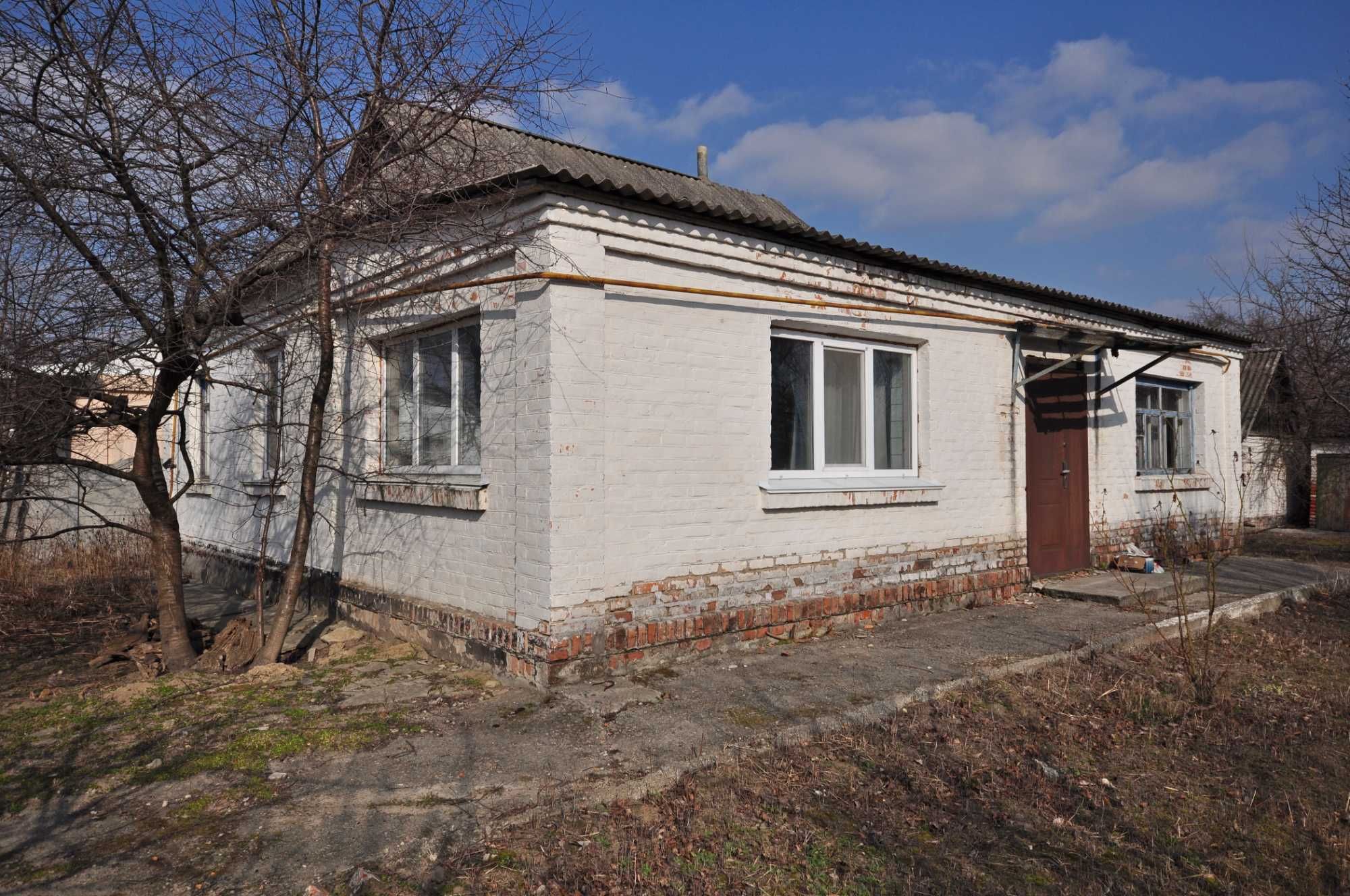 Будинок біля магазину в центрі с. Фурси!