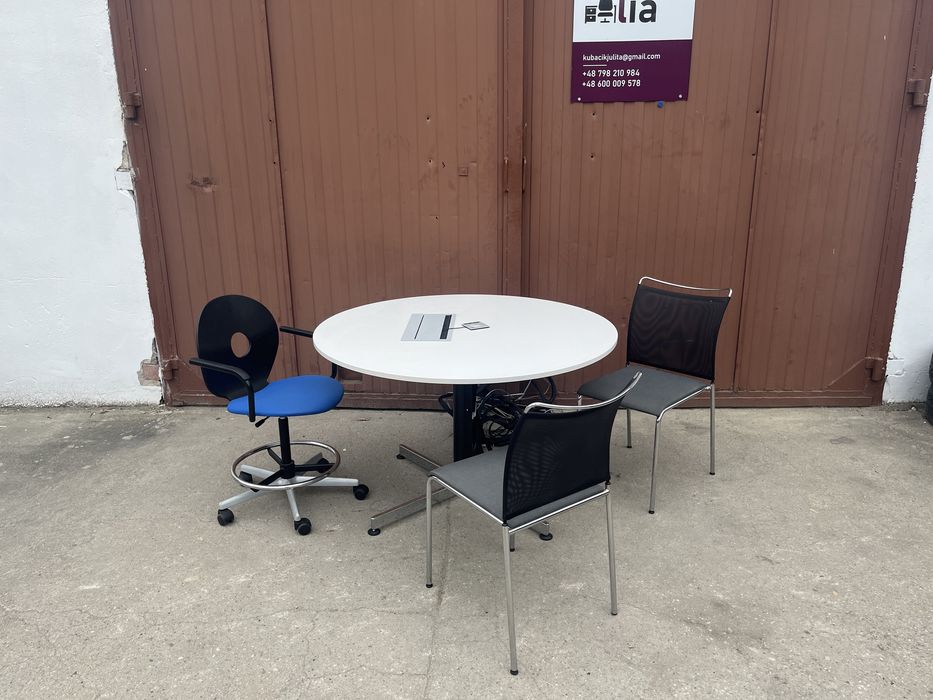 Stolik konferencyjny z gniazdem multimedialnym marki VS