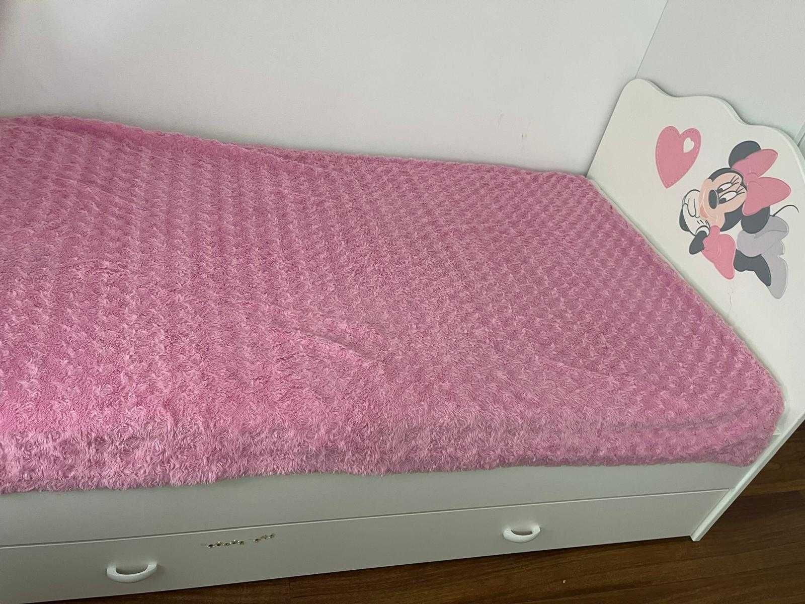 Białe łóżko marki Meblik z logiem Minnie Mouse