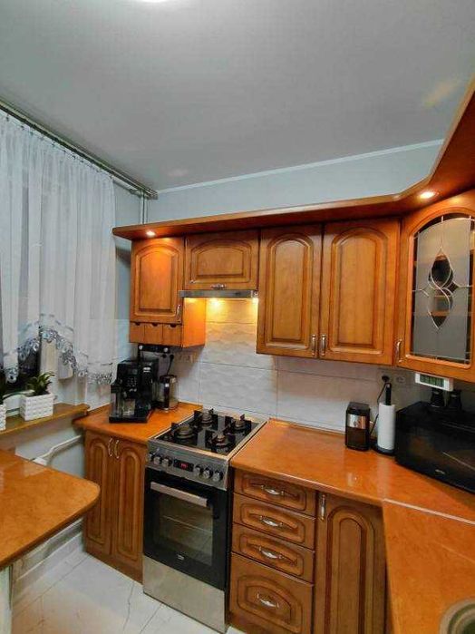 Komplet mebli kuchennych wraz z wyposażeniem.