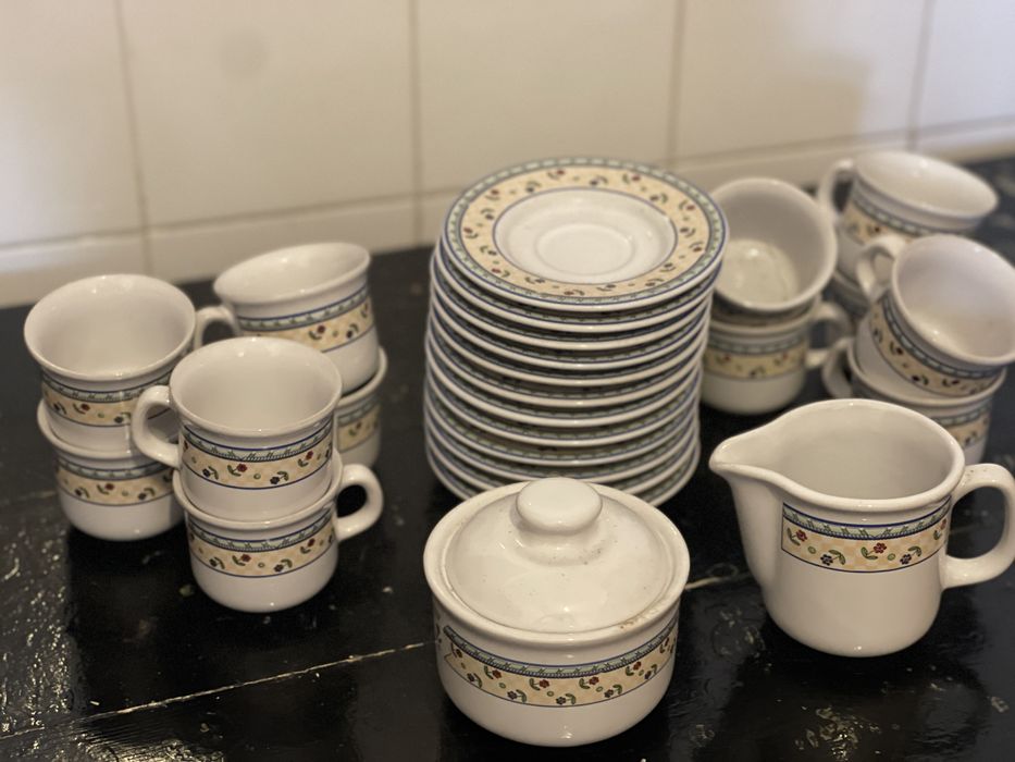 Conjunto de chávenas e pires de cerâmica